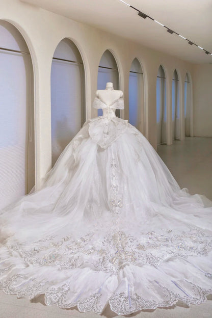 Robe de bal romantique pour femme, épaules dénudées, manches courtes en dentelle blanche et tulle ornées d'appliqués, traîne balayée, modèle AU023