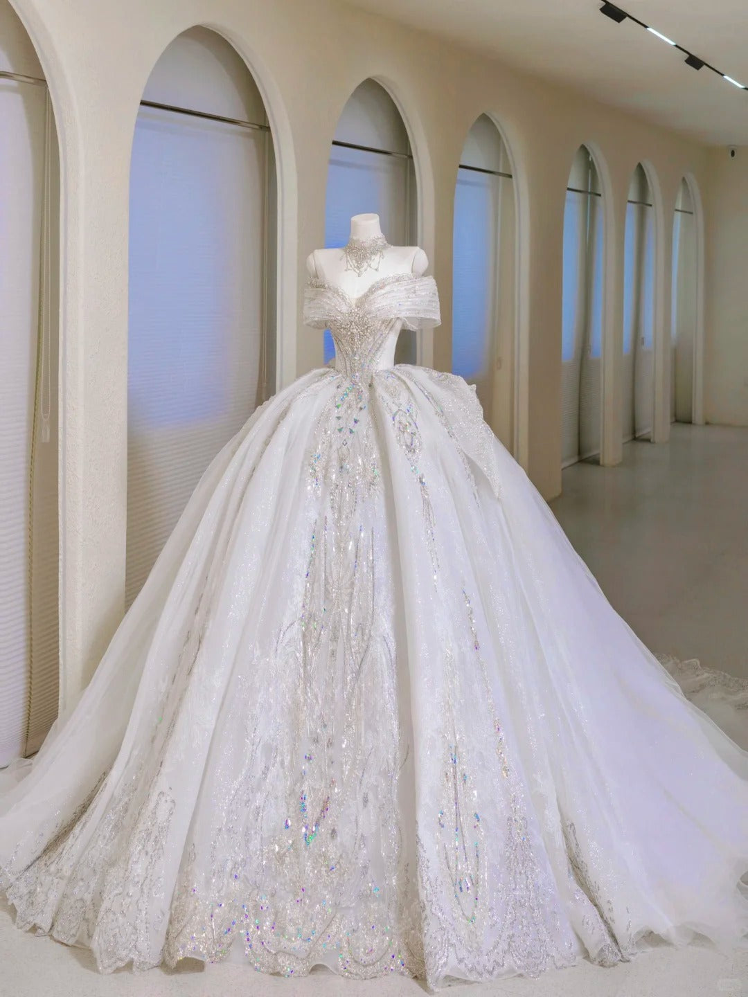 Robe de bal romantique pour femme, épaules dénudées, manches courtes en dentelle blanche et tulle ornées d'appliqués, traîne balayée, modèle AU023
