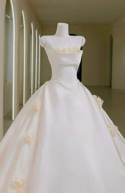 Romantisches trägerloses Ballkleid für Damen mit applizierten langen Ärmeln, weißer Spitze, Satin und Schleppe, Hochzeitskleid AU024