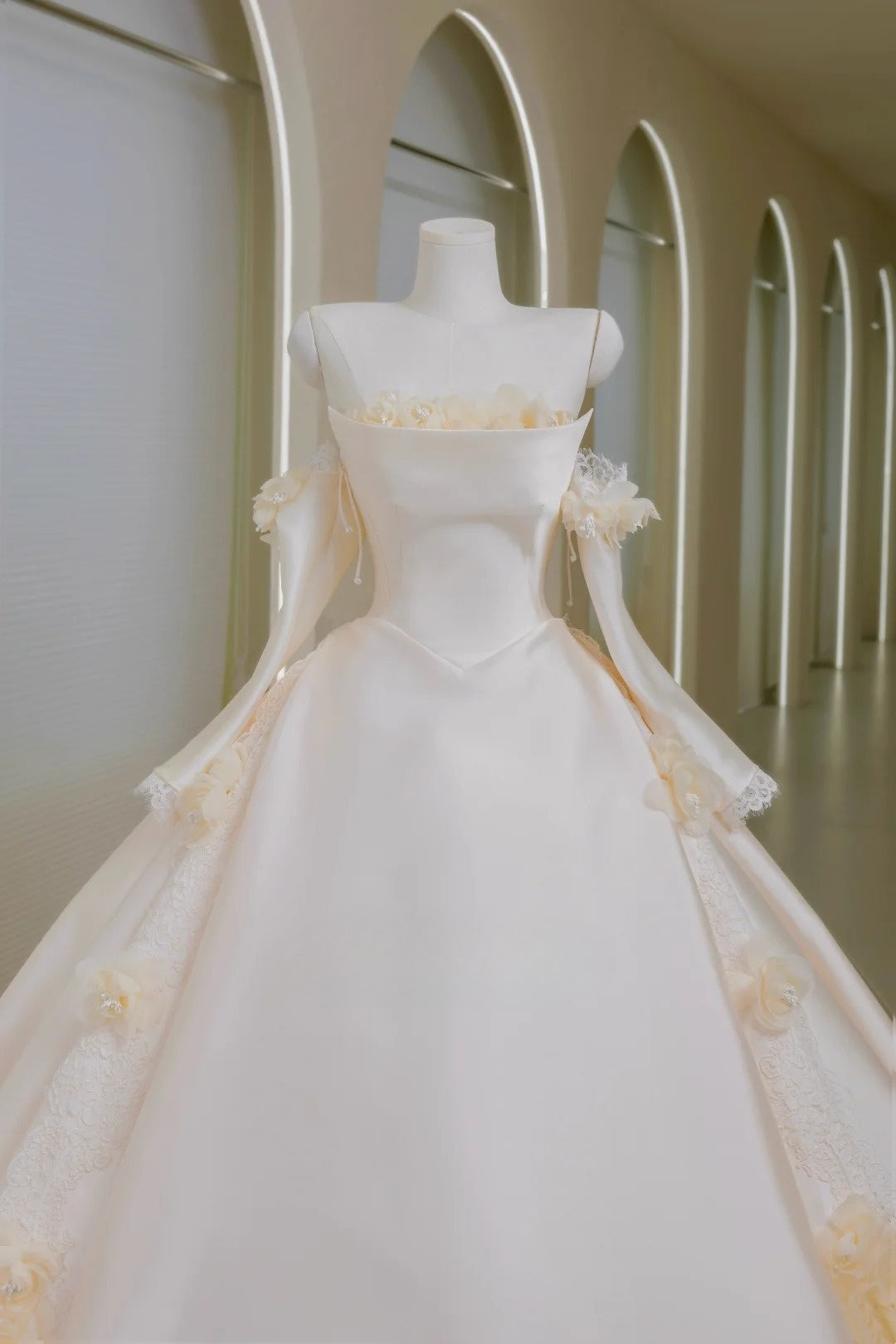 Romantisches trägerloses Ballkleid für Damen mit applizierten langen Ärmeln, weißer Spitze, Satin und Schleppe, Hochzeitskleid AU024