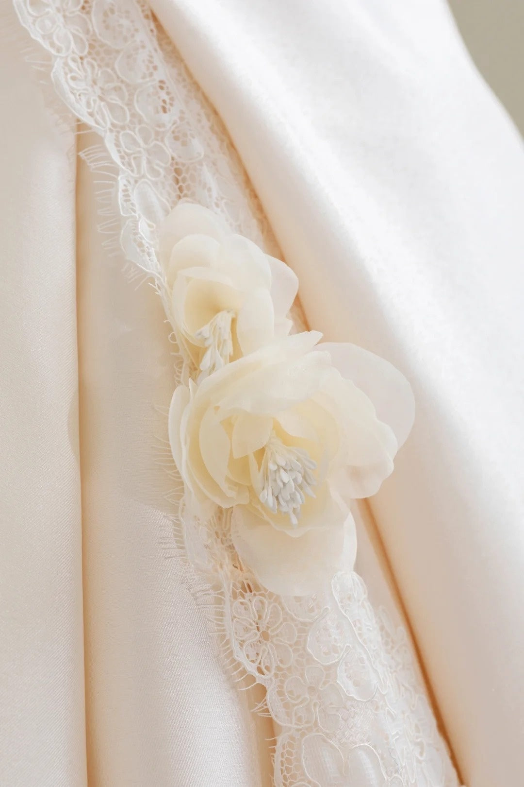 Romantisches trägerloses Ballkleid für Damen mit applizierten langen Ärmeln, weißer Spitze, Satin und Schleppe, Hochzeitskleid AU024