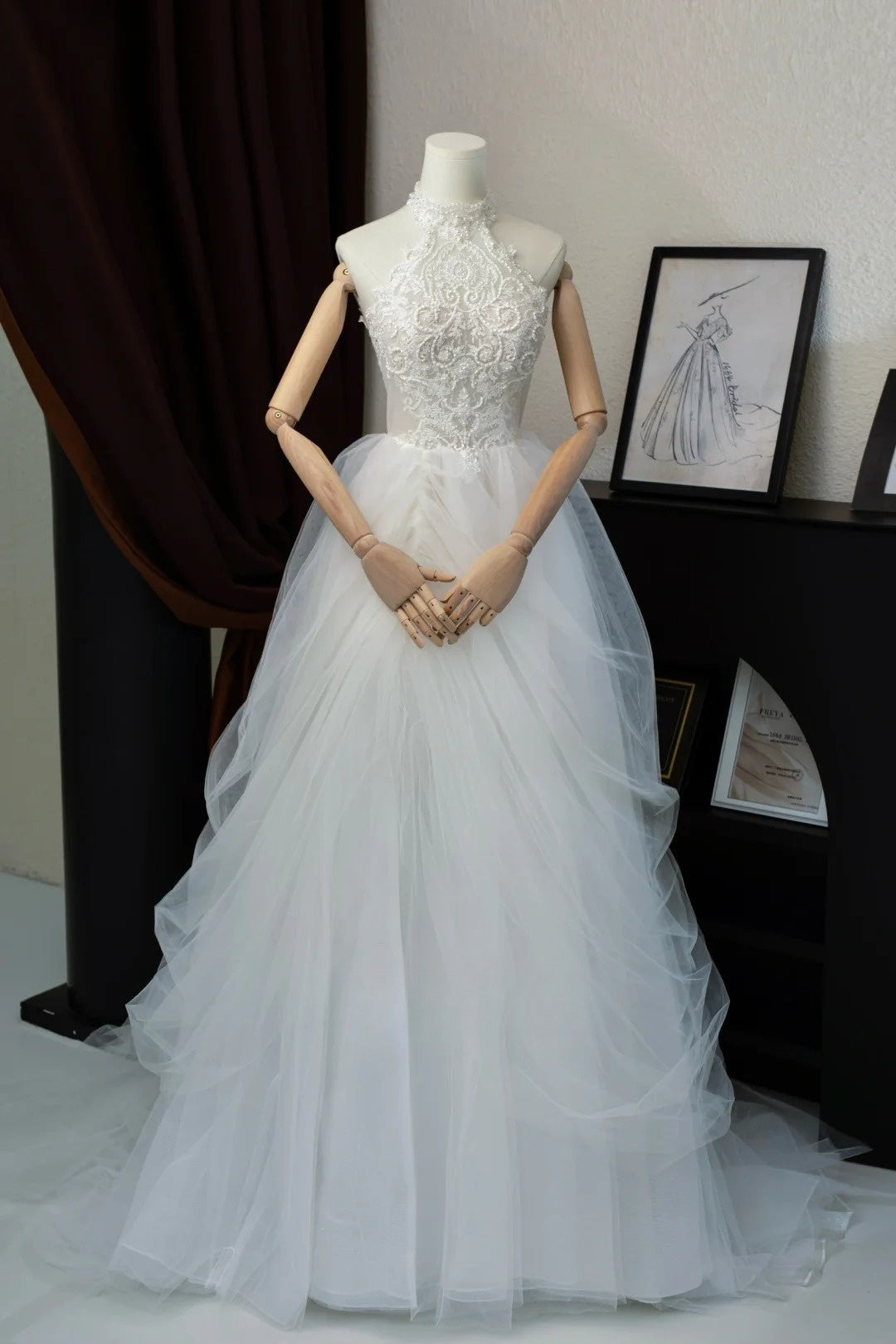 Romantisches Damen-Ballkleid mit hohem Kragen, applizierter weißer Spitze und Tüllschleppe, Hochzeitskleid AU028