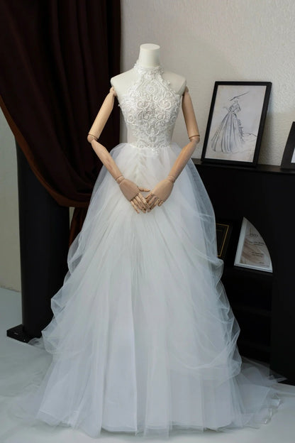 Romantisches Damen-Ballkleid mit hohem Kragen, applizierter weißer Spitze und Tüllschleppe, Hochzeitskleid AU028
