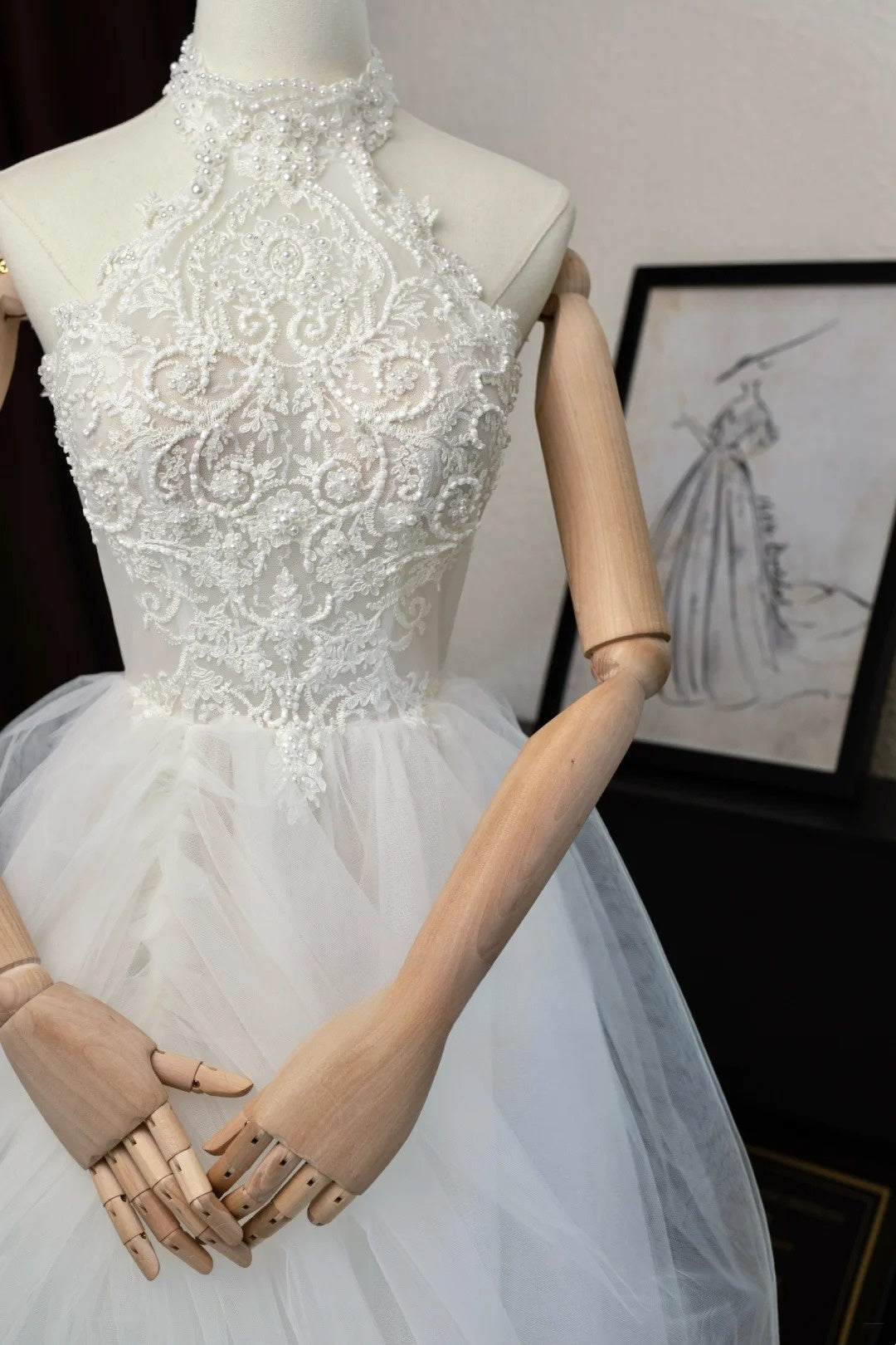 Romantisches Damen-Ballkleid mit hohem Kragen, applizierter weißer Spitze und Tüllschleppe, Hochzeitskleid AU028