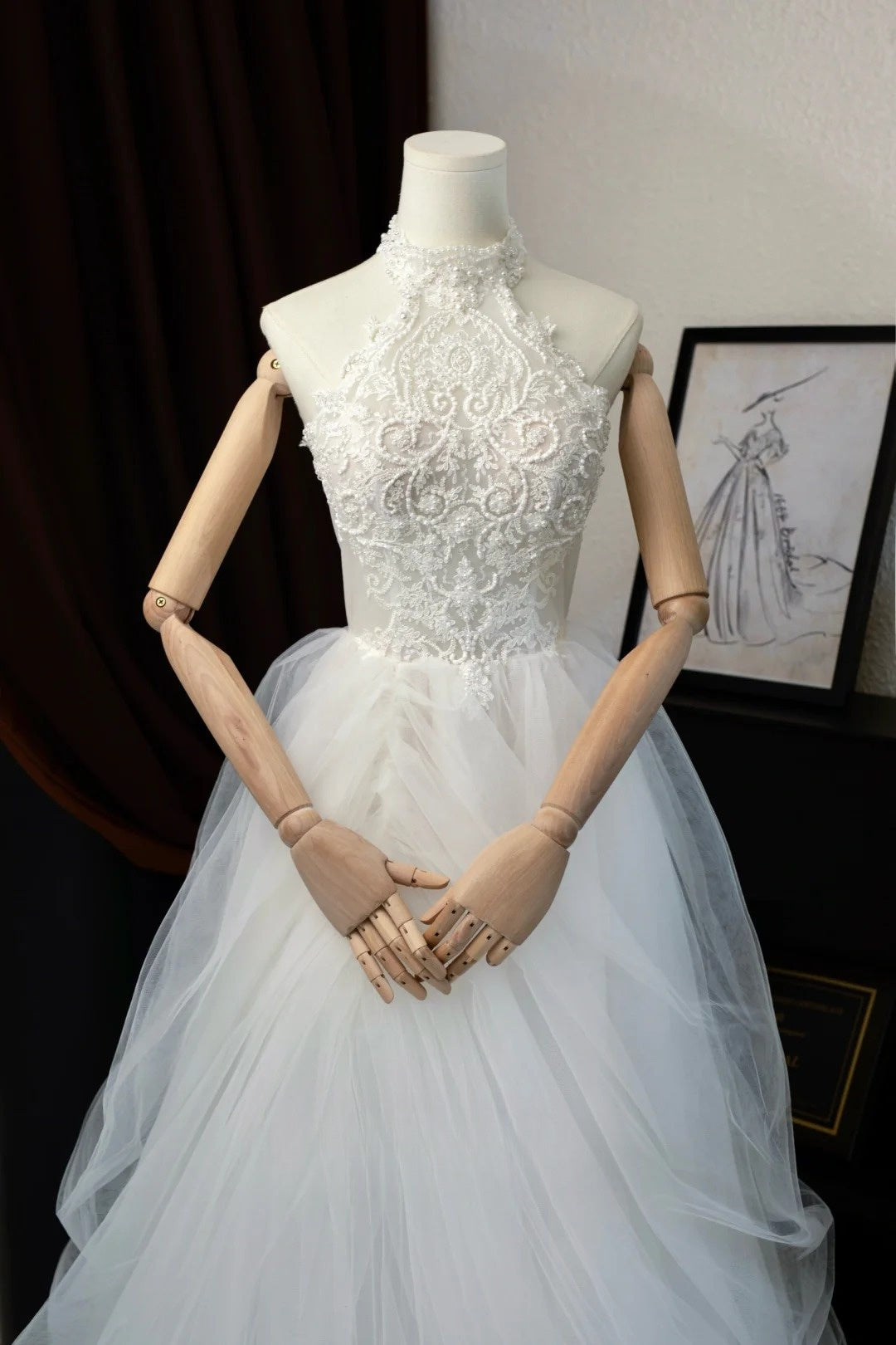 Romantisches Damen-Ballkleid mit hohem Kragen, applizierter weißer Spitze und Tüllschleppe, Hochzeitskleid AU028