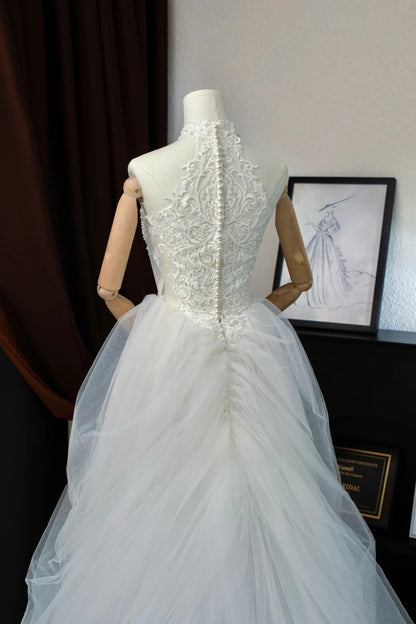 Romantisches Damen-Ballkleid mit hohem Kragen, applizierter weißer Spitze und Tüllschleppe, Hochzeitskleid AU028