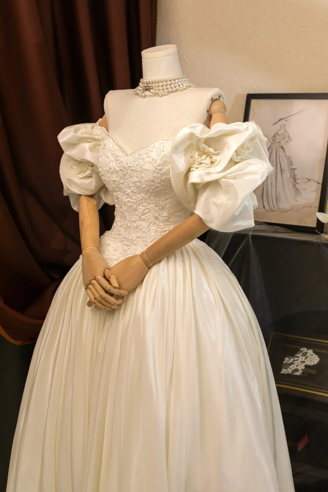Romantic Women's Ball Gown Sweetheart With Sleeves Appliqued Ivory Lace Satin Sweep Train Wedding Dresses AU029