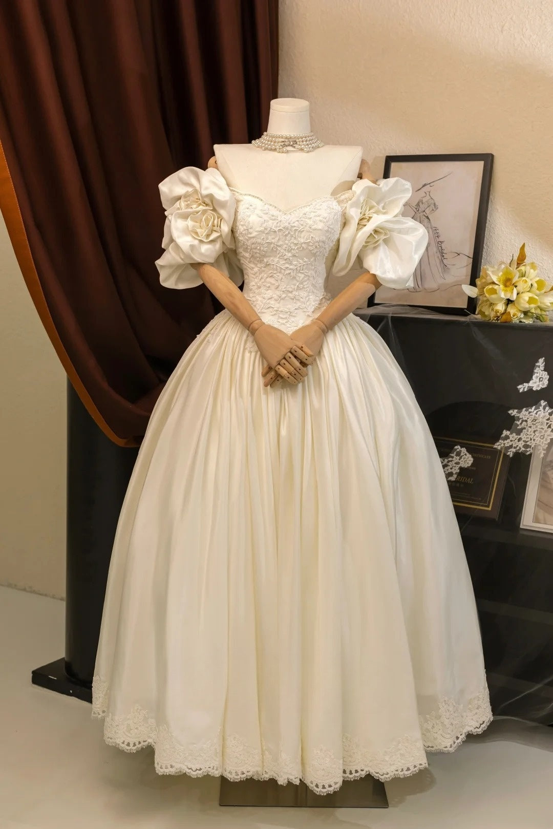 Romantic Women's Ball Gown Sweetheart With Sleeves Appliqued Ivory Lace Satin Sweep Train Wedding Dresses AU029