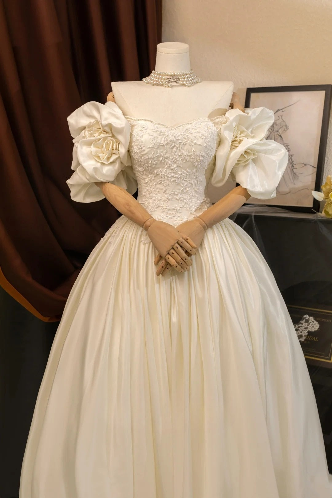 Romantic Women's Ball Gown Sweetheart With Sleeves Appliqued Ivory Lace Satin Sweep Train Wedding Dresses AU029