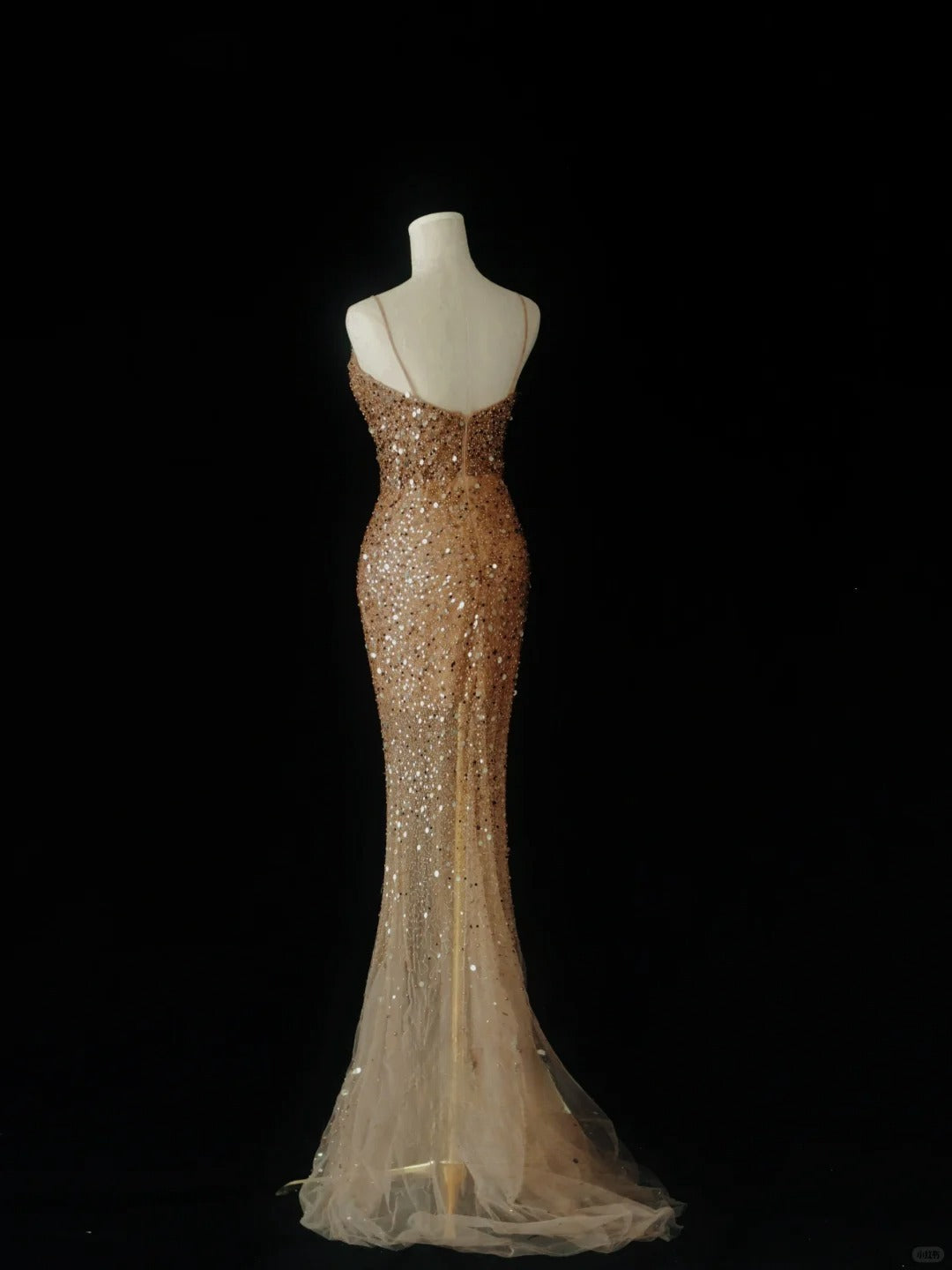 Robe de bal longue sirène à sequins dorés et décolleté cœur, inspiration DH2935