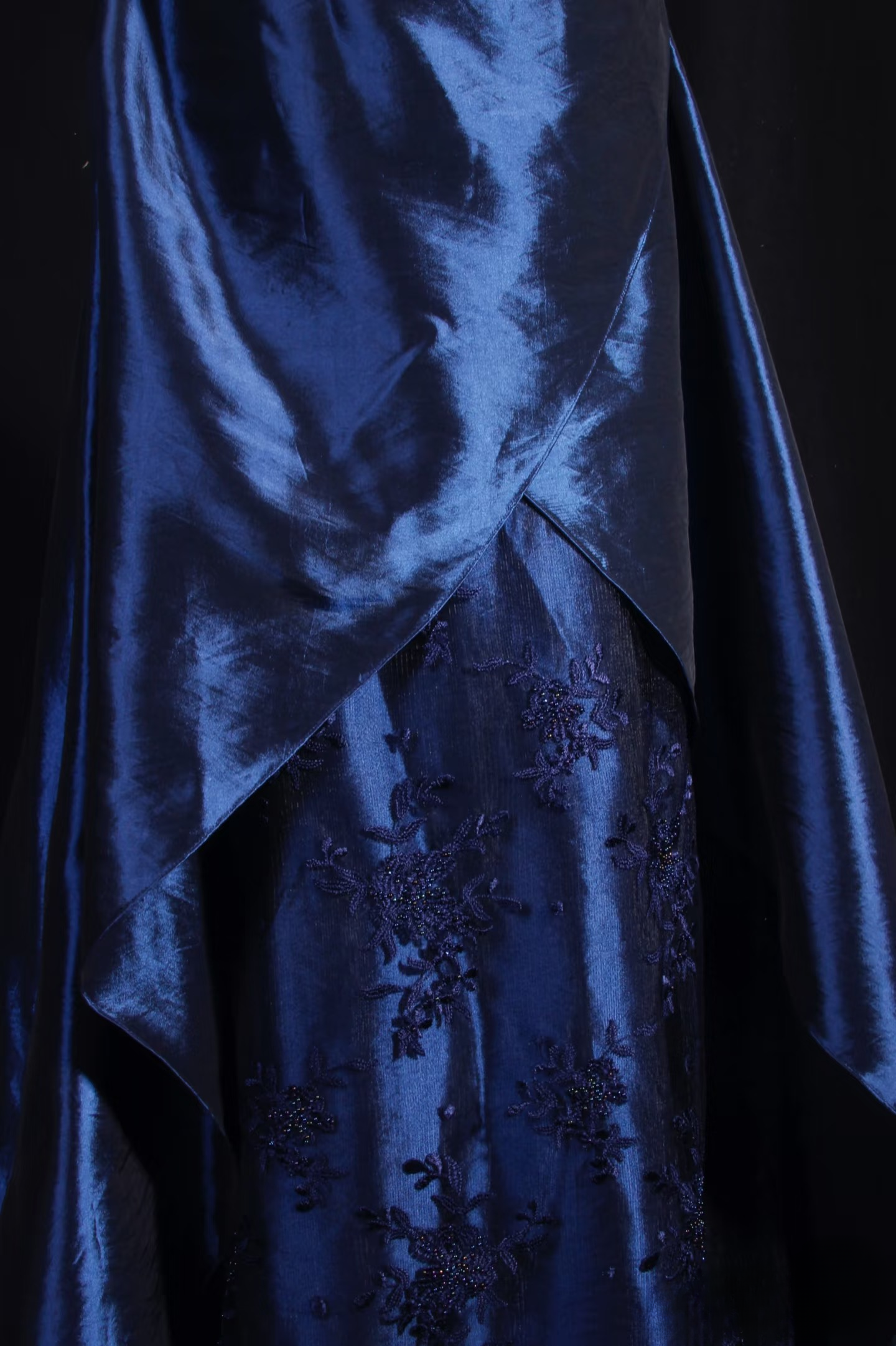 Robe de bal rétro, coupe trapèze, bleu marine, bretelles spaghetti, années 80, ornée de dentelle appliquée, satin, robe de soirée longue vintage AU031
