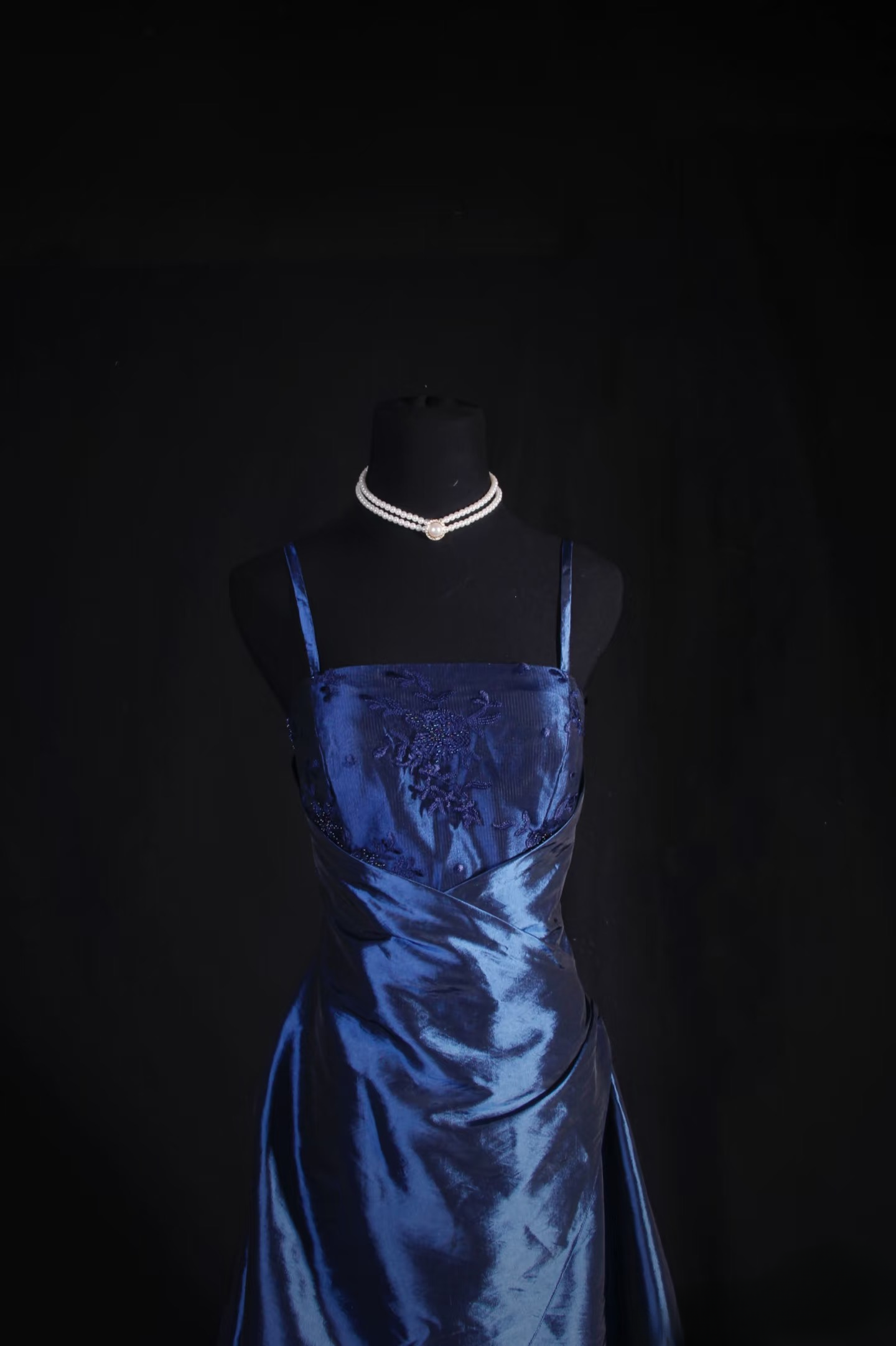 Robe de bal rétro, coupe trapèze, bleu marine, bretelles spaghetti, années 80, ornée de dentelle appliquée, satin, robe de soirée longue vintage AU031