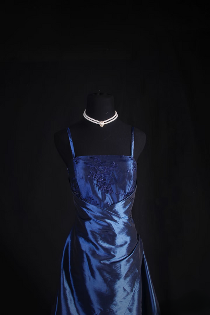 Robe de bal rétro, coupe trapèze, bleu marine, bretelles spaghetti, années 80, ornée de dentelle appliquée, satin, robe de soirée longue vintage AU031