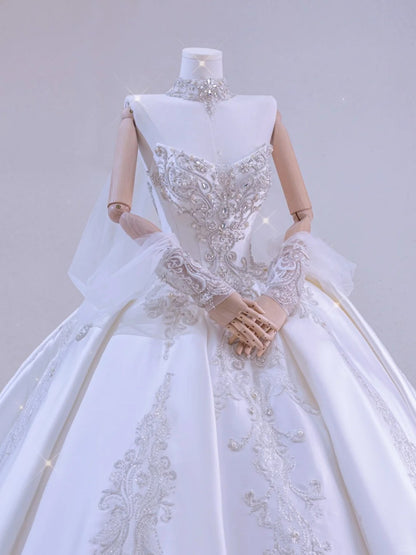 Robe de bal romantique pour femme, décolleté cœur, manches longues, dentelle blanche appliquée, satin, traîne balayée, robe de mariée AU032