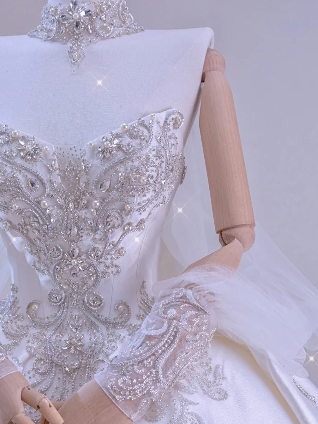 Robe de bal romantique pour femme, décolleté cœur, manches longues, dentelle blanche appliquée, satin, traîne balayée, robe de mariée AU032