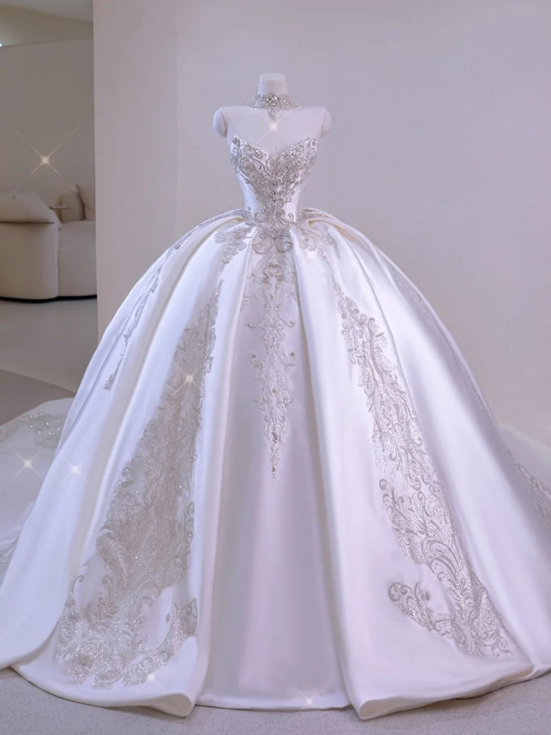 Robe de bal romantique pour femme, décolleté cœur, manches longues, dentelle blanche appliquée, satin, traîne balayée, robe de mariée AU032
