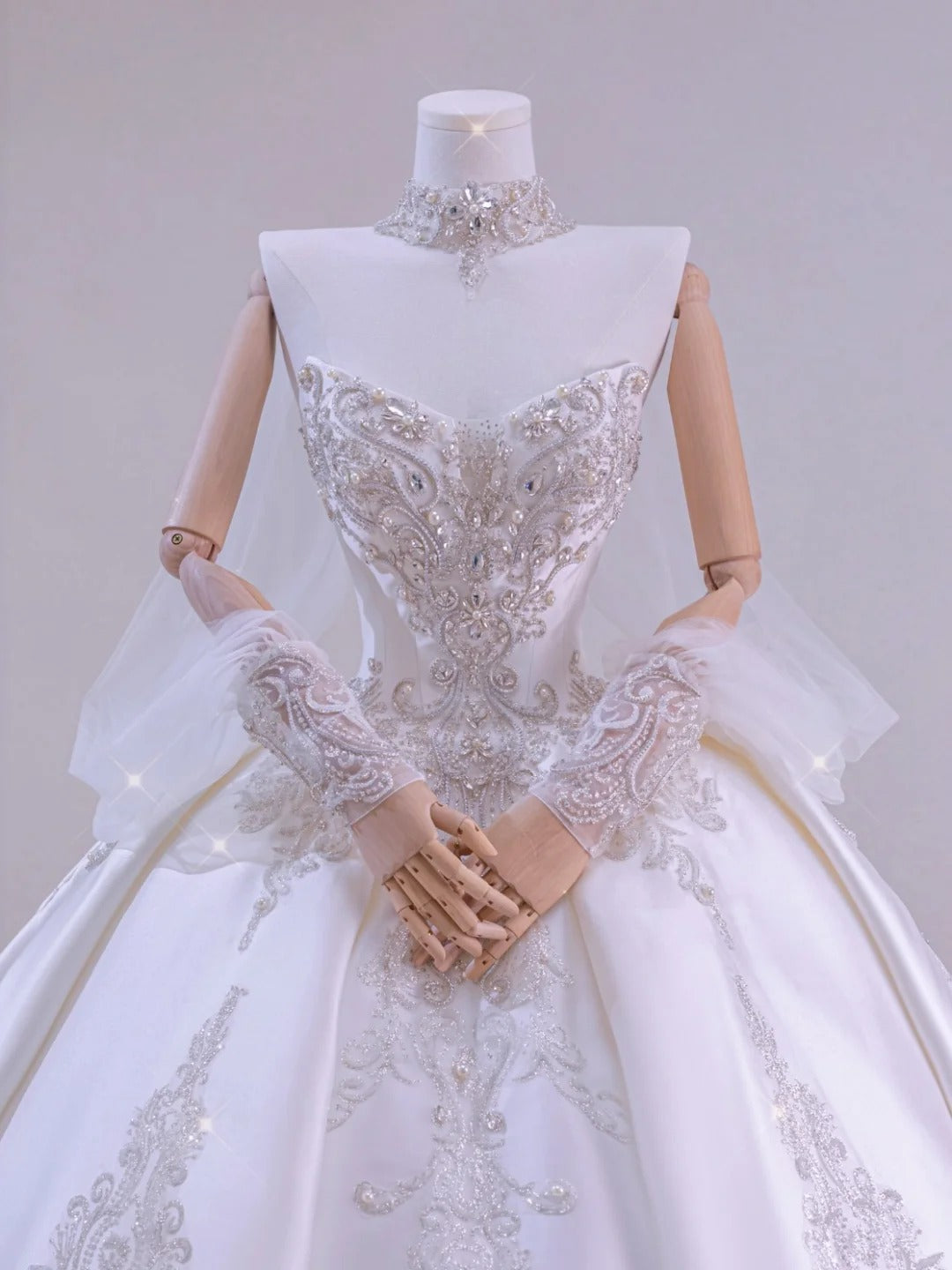 Robe de bal romantique pour femme, décolleté cœur, manches longues, dentelle blanche appliquée, satin, traîne balayée, robe de mariée AU032