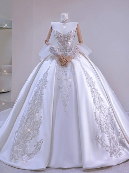 Robe de bal romantique pour femme, décolleté cœur, manches longues, dentelle blanche appliquée, satin, traîne balayée, robe de mariée AU032