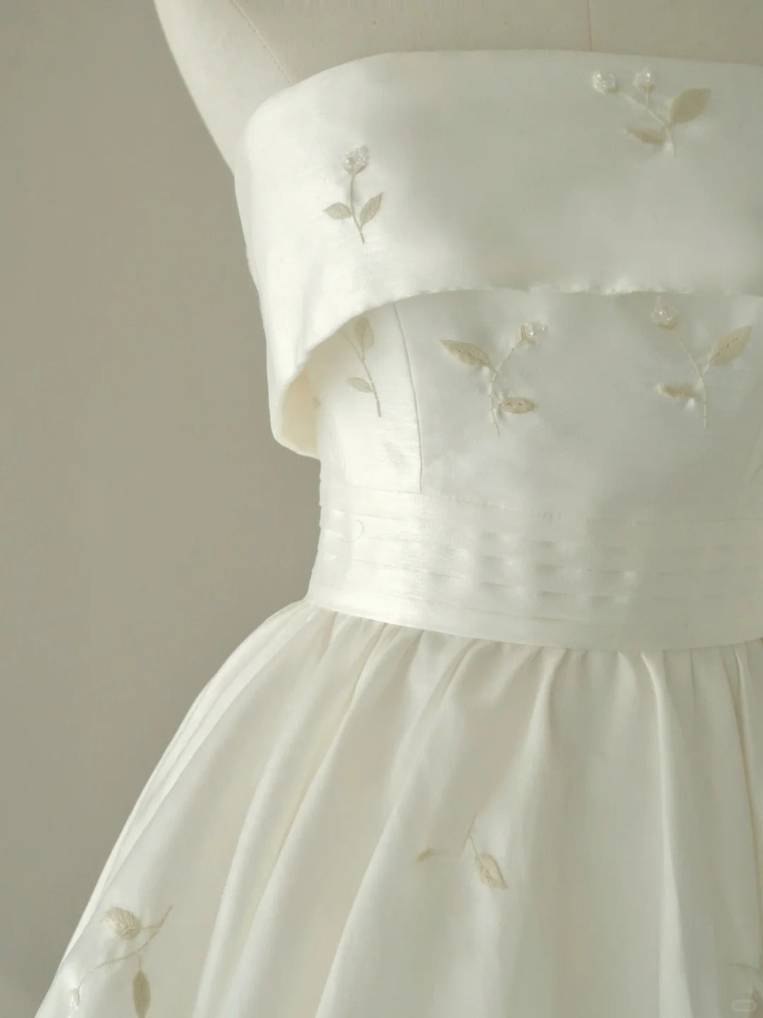 Simple Ball Gown Strapless White Groom Bride Gown Bridal Dress Style Wedding Dresses RB6985