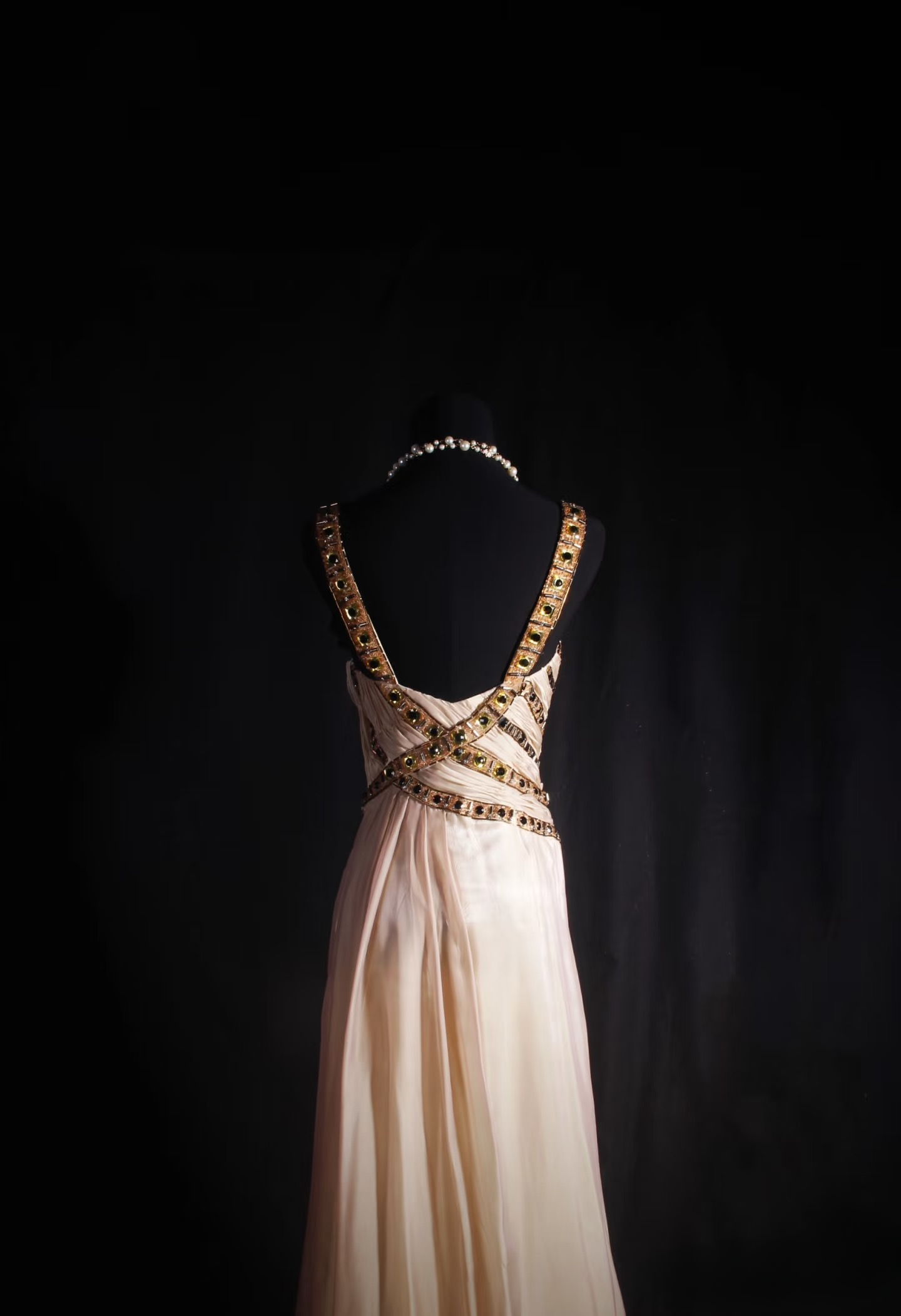 Robe de bal longue vintage trapèze à bretelles ornée de perles dorées, inspiration années 80, en mousseline. Robe de soirée/bal AU034