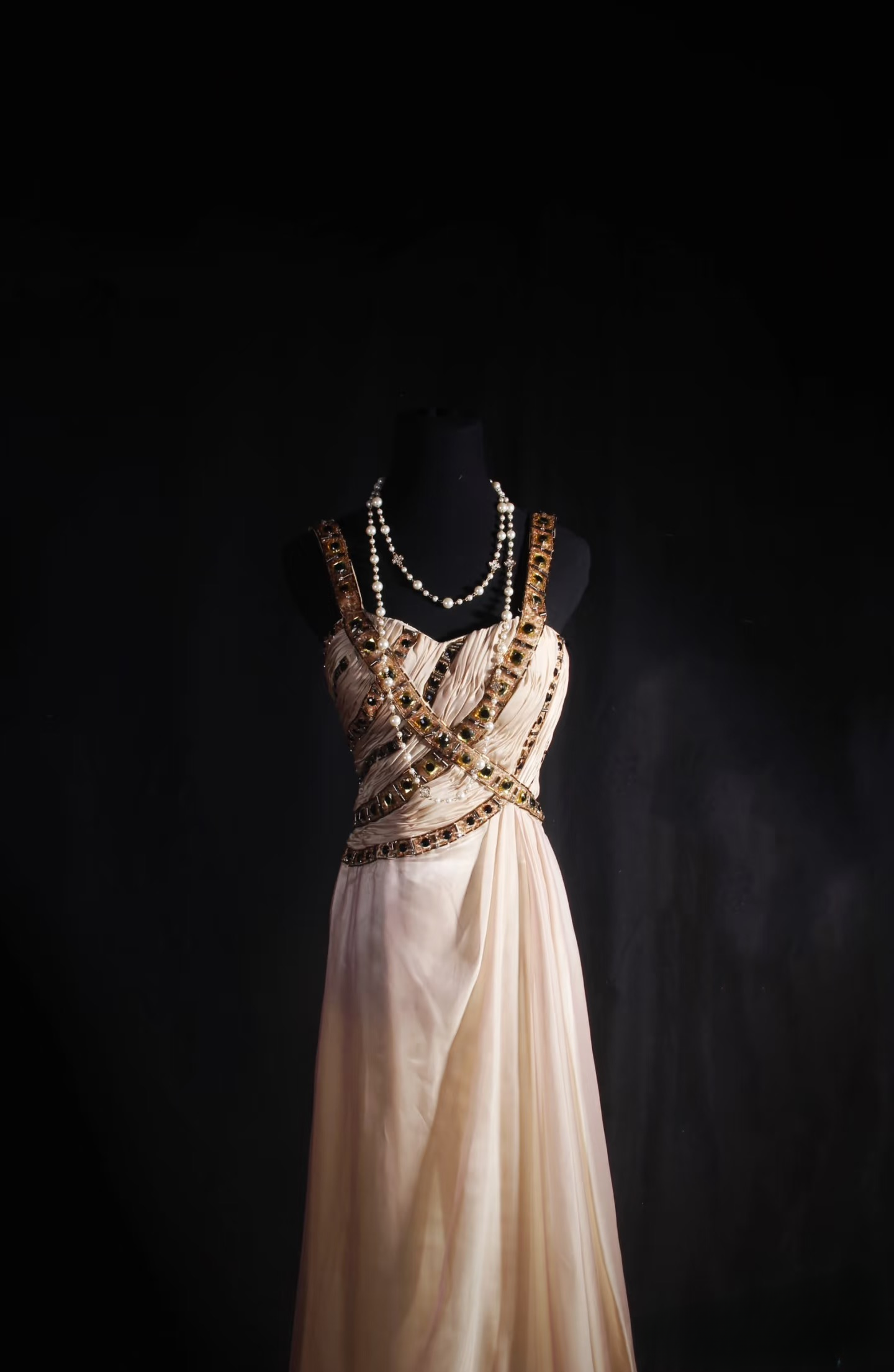 Robe de bal longue vintage trapèze à bretelles ornée de perles dorées, inspiration années 80, en mousseline. Robe de soirée/bal AU034