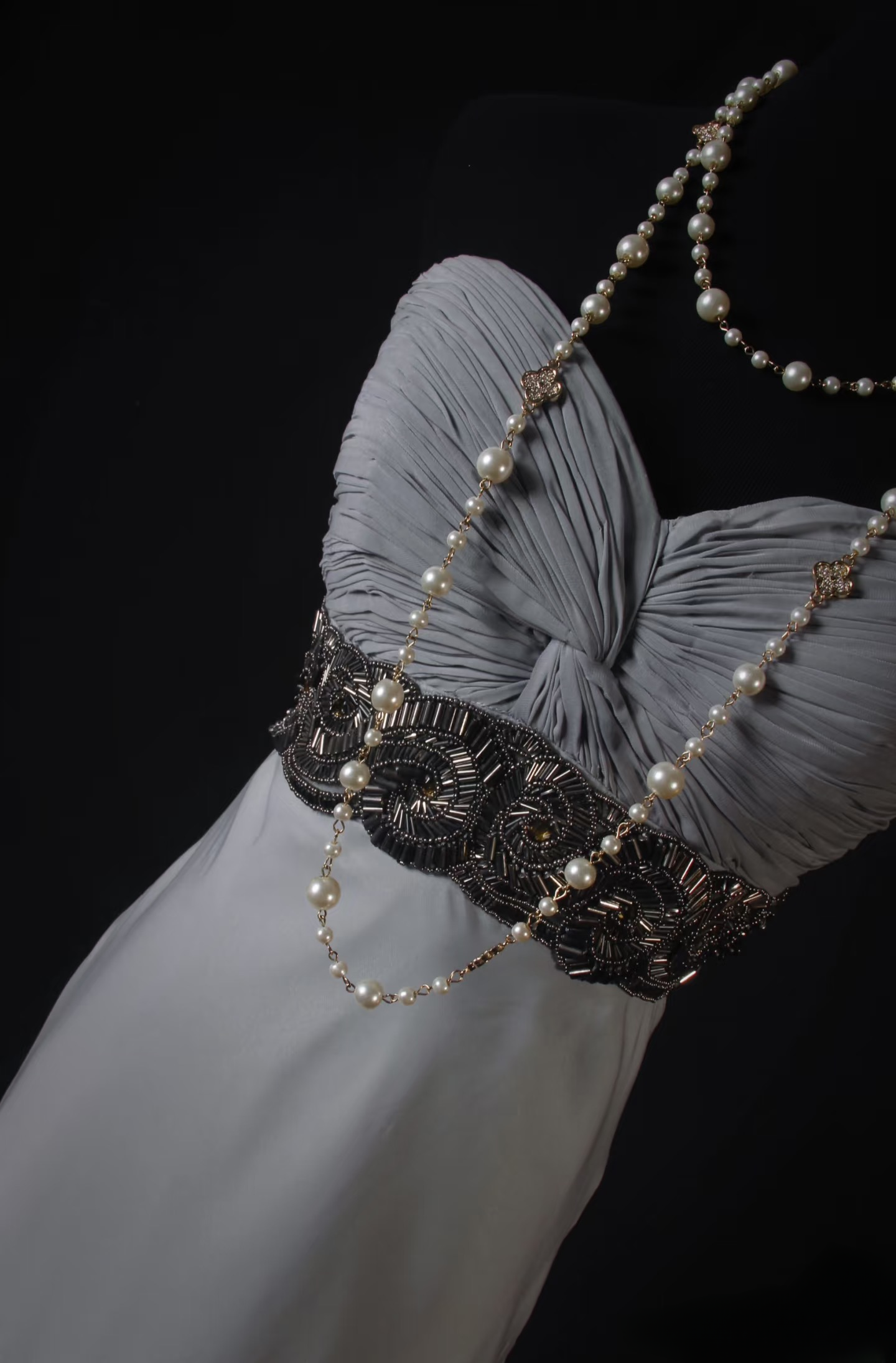 Robes de bal rétro, coupe trapèze, décolleté cœur, gris argenté, perles, style vintage années 80, robes de soirée longues, référence AU035