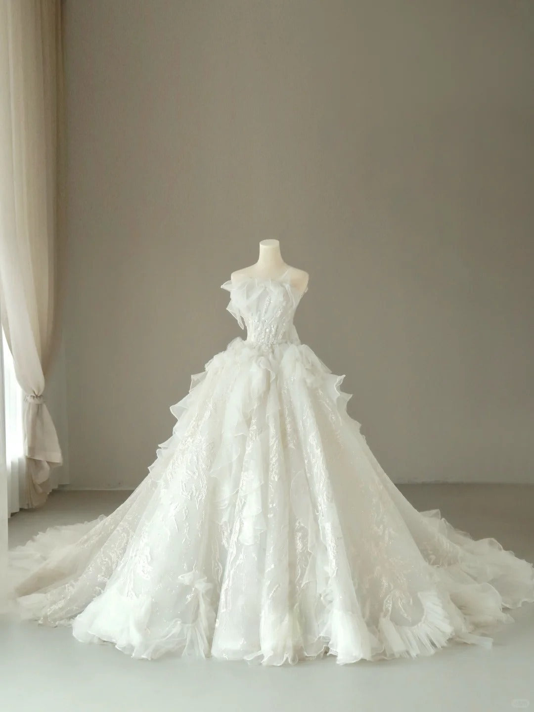 Classic Ball Gown Strapless White Tulle Groom Bride Gown Bridal Dress Style Wedding Dresses RB6986