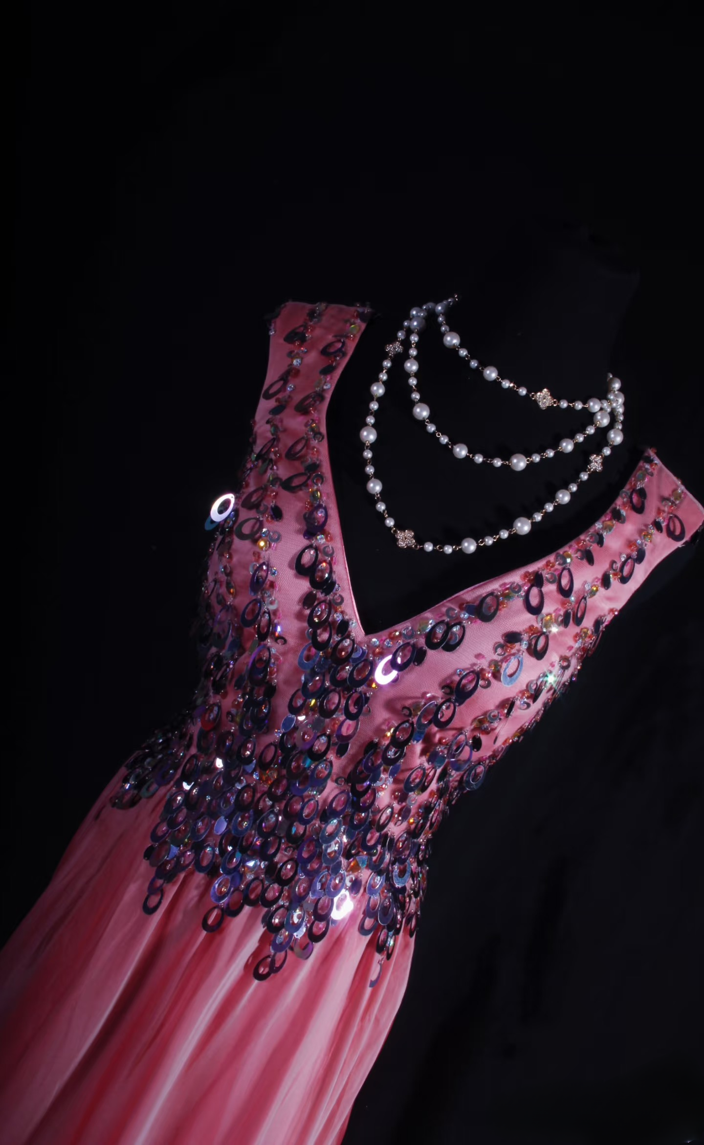 Robe de bal vintage années 1950, style rétro chic, coupe trapèze, col en V, en mousseline rose ornée de perles, robe longue inspirée des années 1950 (AU047)