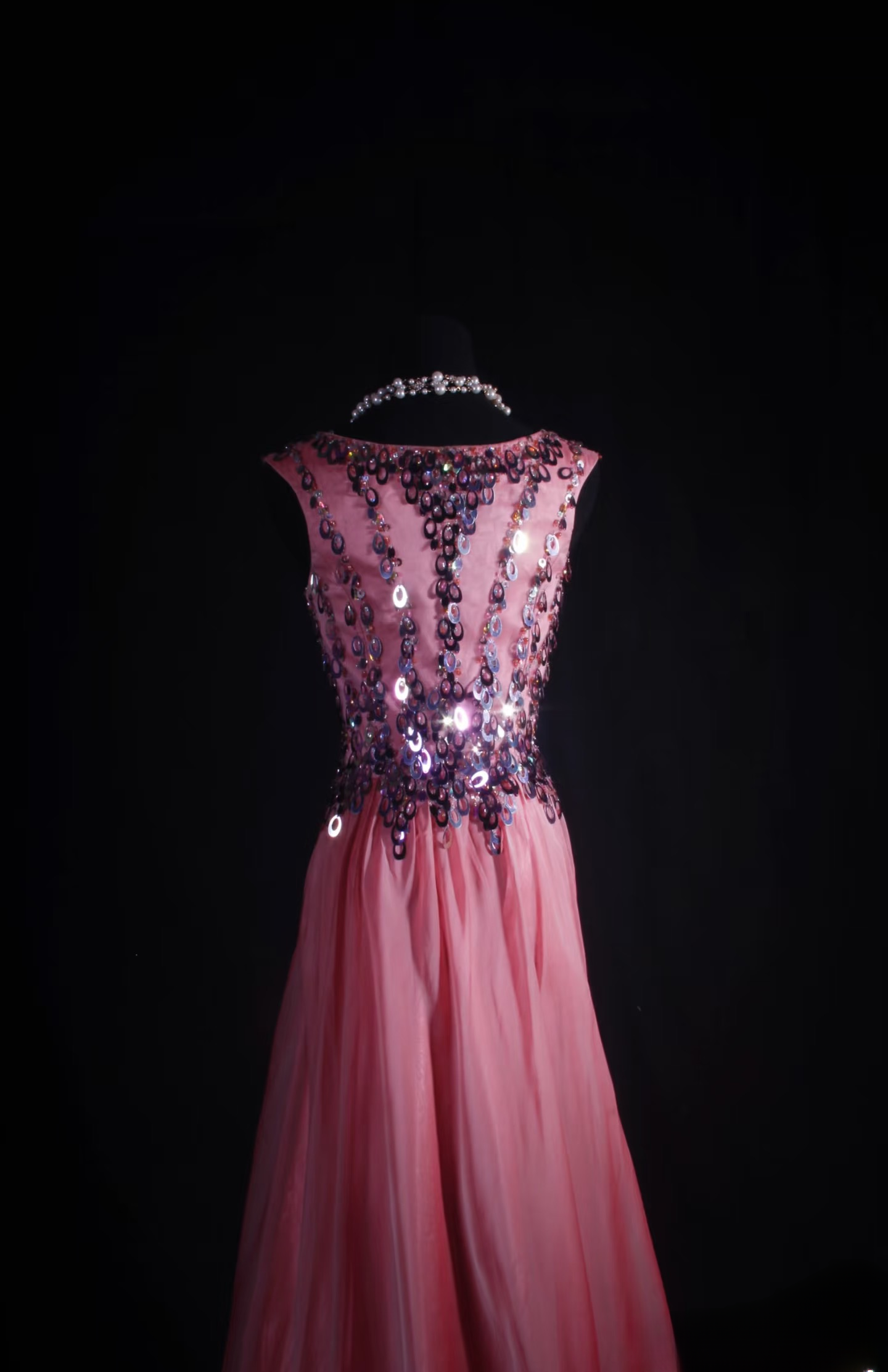 Robe de bal vintage années 1950, style rétro chic, coupe trapèze, col en V, en mousseline rose ornée de perles, robe longue inspirée des années 1950 (AU047)