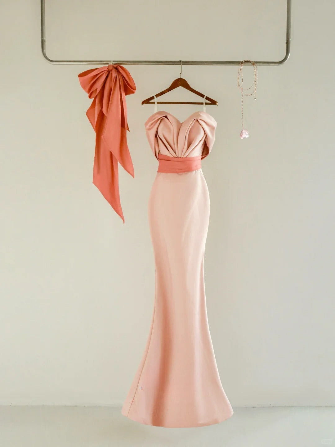 Robe de bal sirène simple, décolleté cœur, satin rose poudré, manches courtes, robe longue AB222