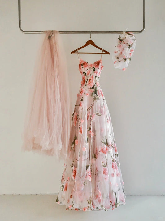 Wunderschönes, langes A-Linien-Abendkleid mit Spaghettiträgern, Spitze und floralem Muster, AB223