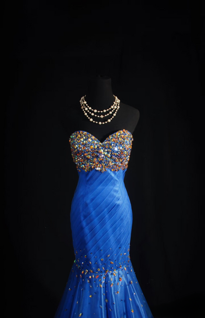 Robe de bal vintage style sirène, décolleté cœur, tulle bleu royal, perles, robe longue, inspiration robe de bal AU054
