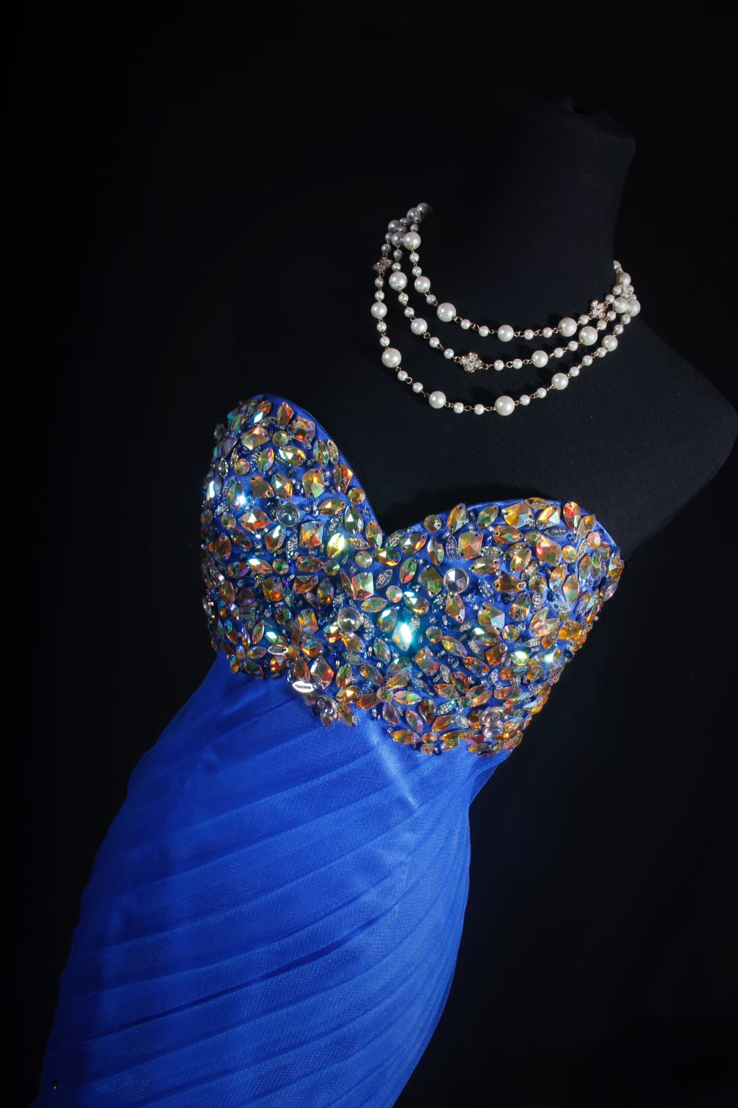 Robe de bal vintage style sirène, décolleté cœur, tulle bleu royal, perles, robe longue, inspiration robe de bal AU054