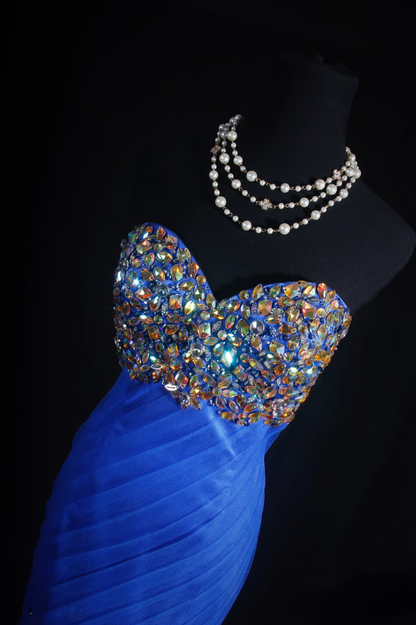 Robe de bal vintage style sirène, décolleté cœur, tulle bleu royal, perles, robe longue, inspiration robe de bal AU054
