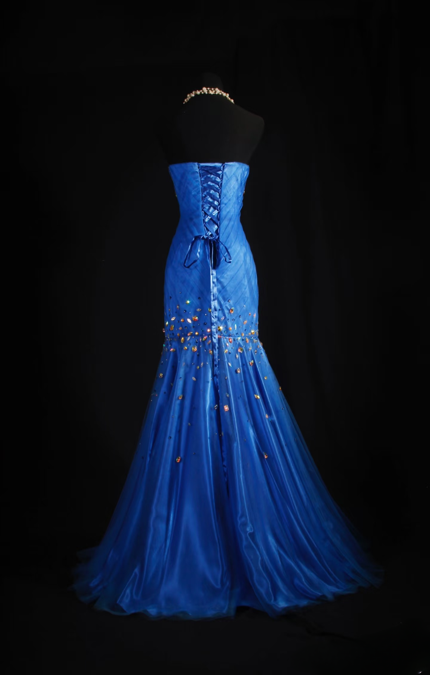 Robe de bal vintage style sirène, décolleté cœur, tulle bleu royal, perles, robe longue, inspiration robe de bal AU054