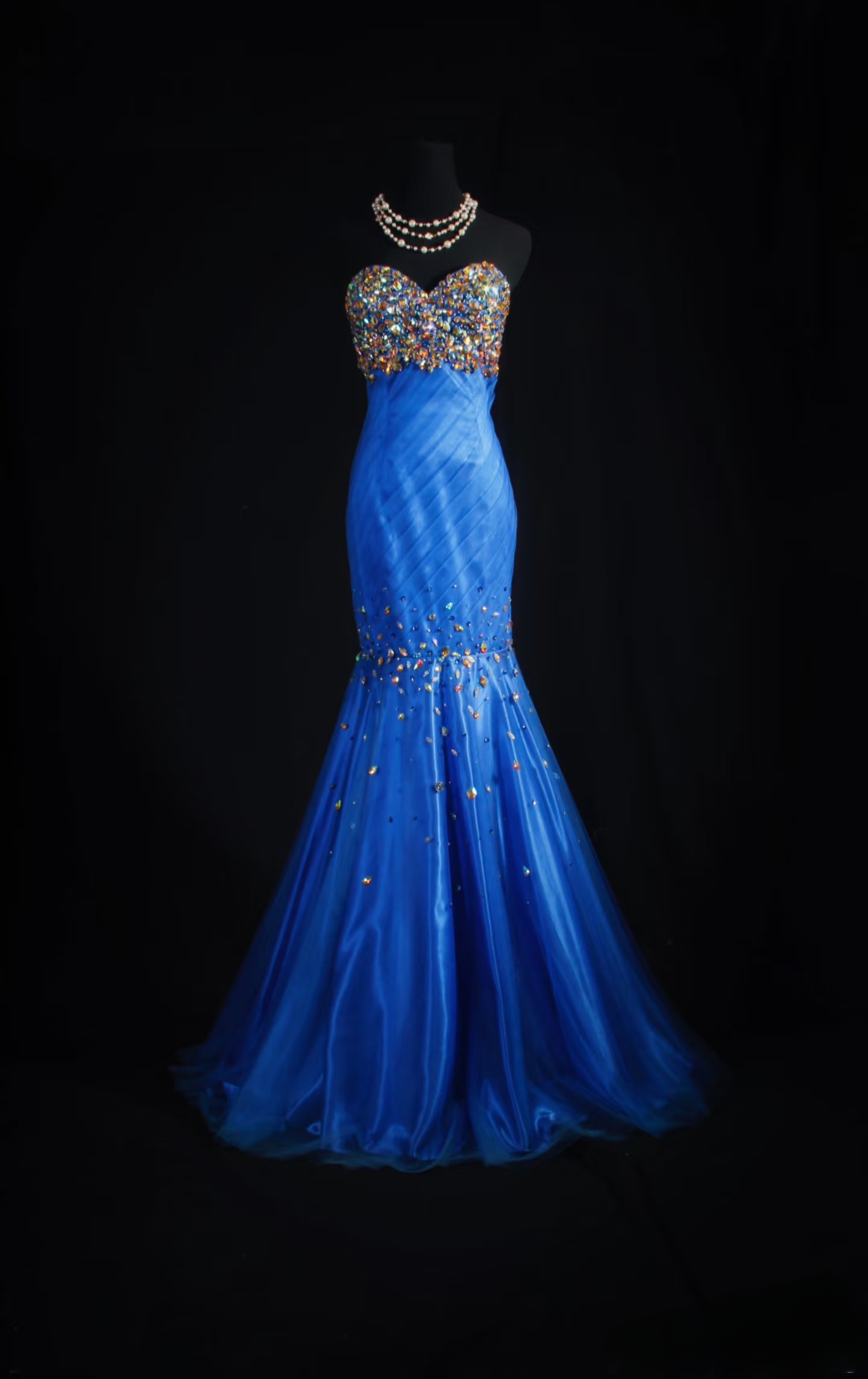 Robe de bal vintage style sirène, décolleté cœur, tulle bleu royal, perles, robe longue, inspiration robe de bal AU054