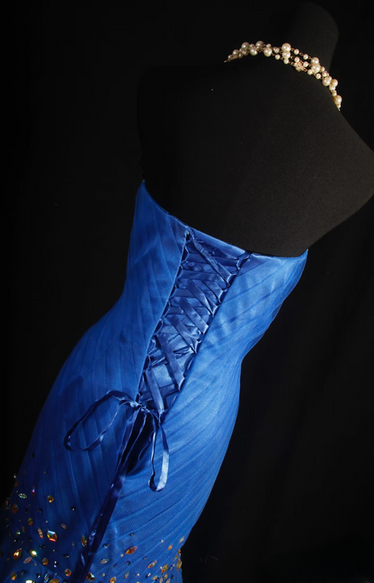 Robe de bal vintage style sirène, décolleté cœur, tulle bleu royal, perles, robe longue, inspiration robe de bal AU054