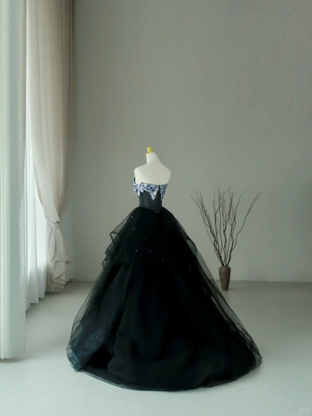 Robe de bal longue en tulle noir à décolleté cœur, ornée de sequins (AU061)