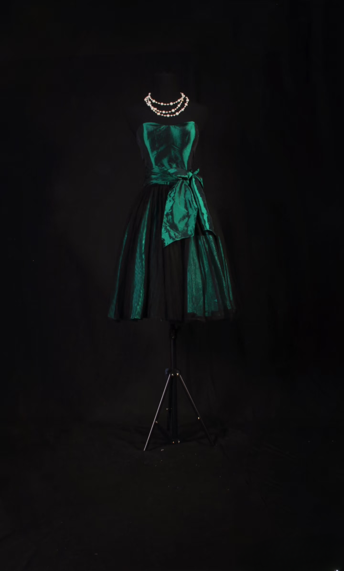 Robe de bal chic sans bretelles en taffetas vert foncé, courte, idéale pour un 18e anniversaire, une soirée de retrouvailles ou un cocktail (AU061)