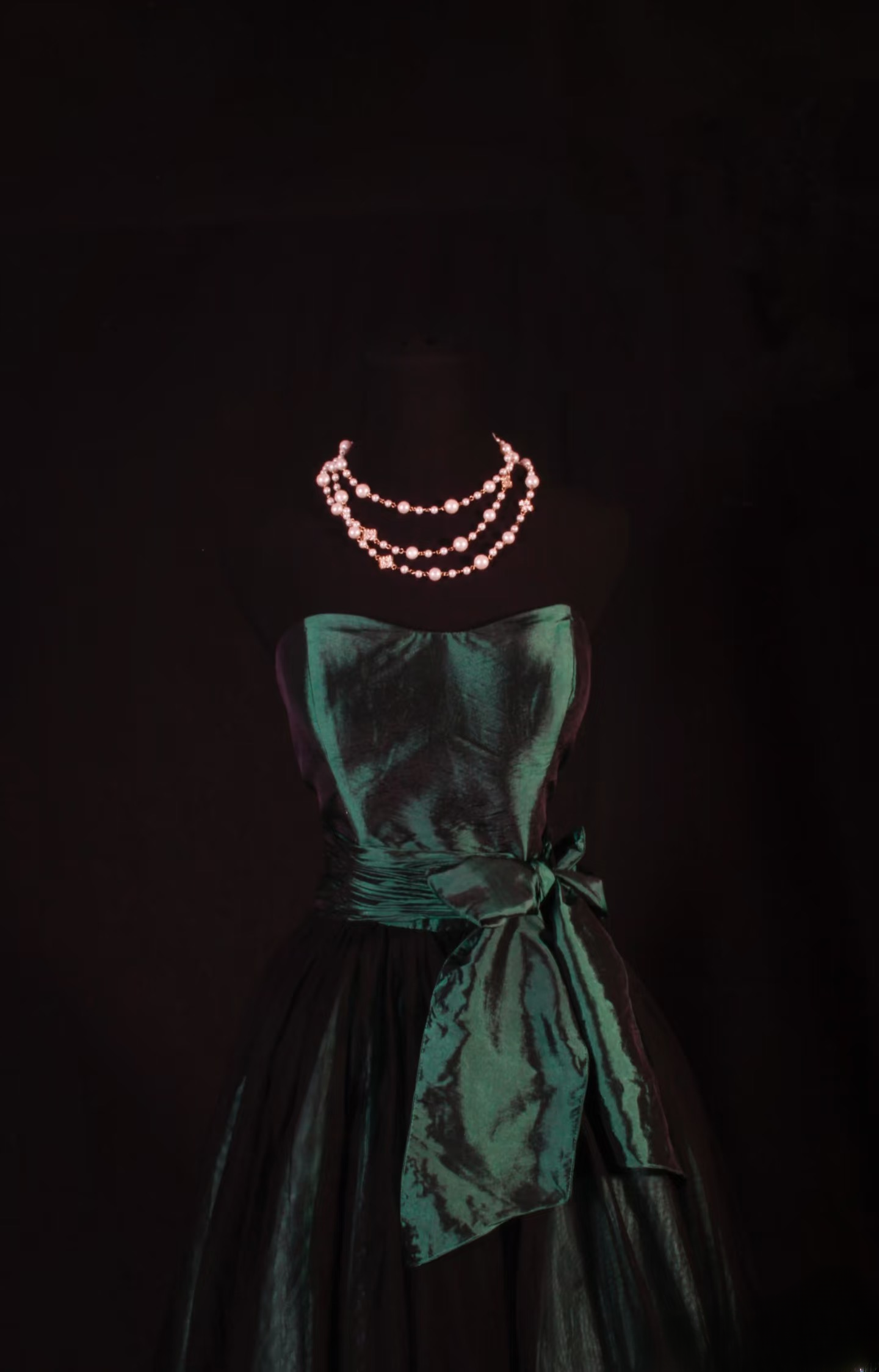Robe de bal chic sans bretelles en taffetas vert foncé, courte, idéale pour un 18e anniversaire, une soirée de retrouvailles ou un cocktail (AU061)