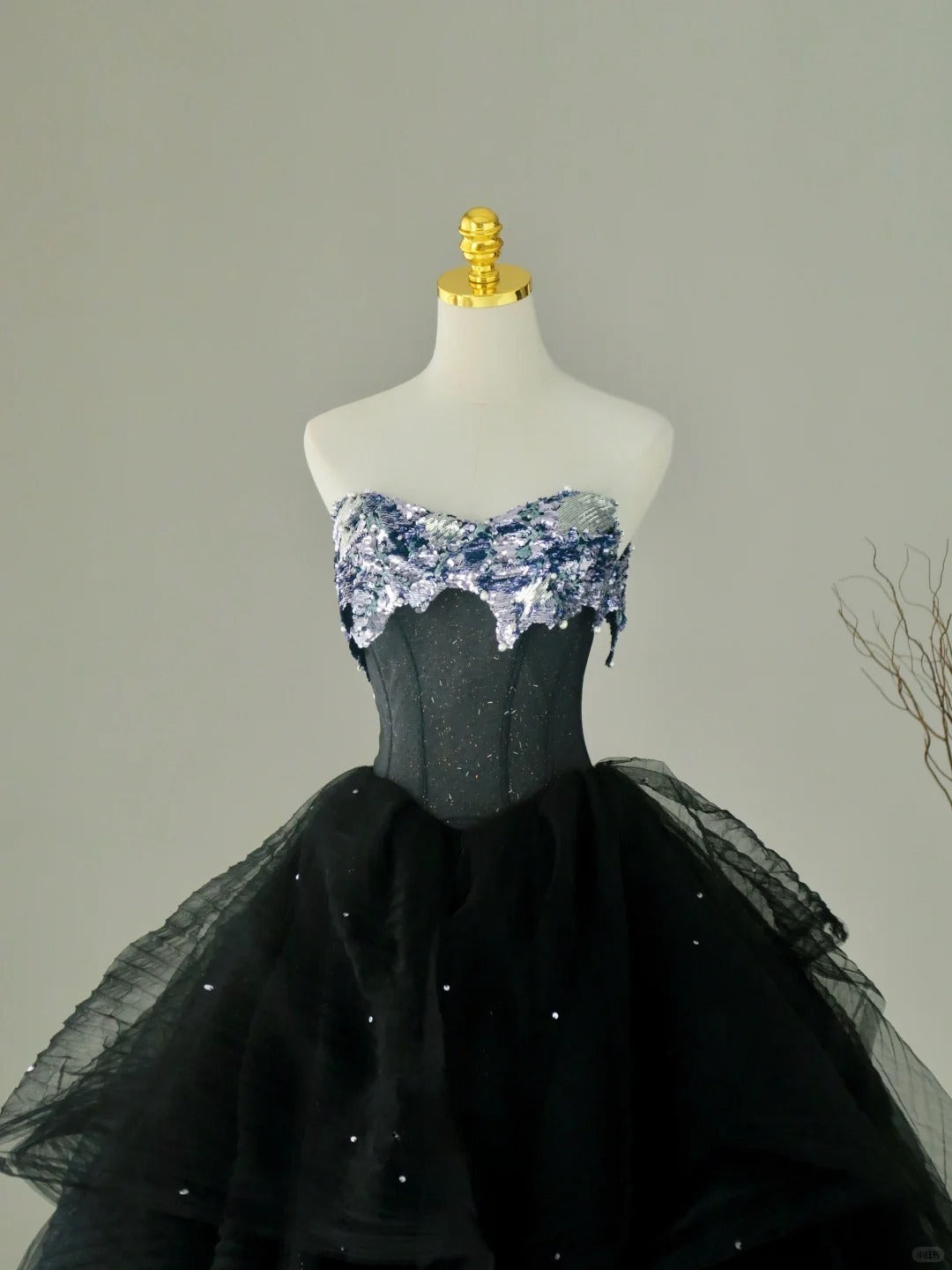 Robe de bal longue en tulle noir à décolleté cœur, ornée de sequins (AU061)