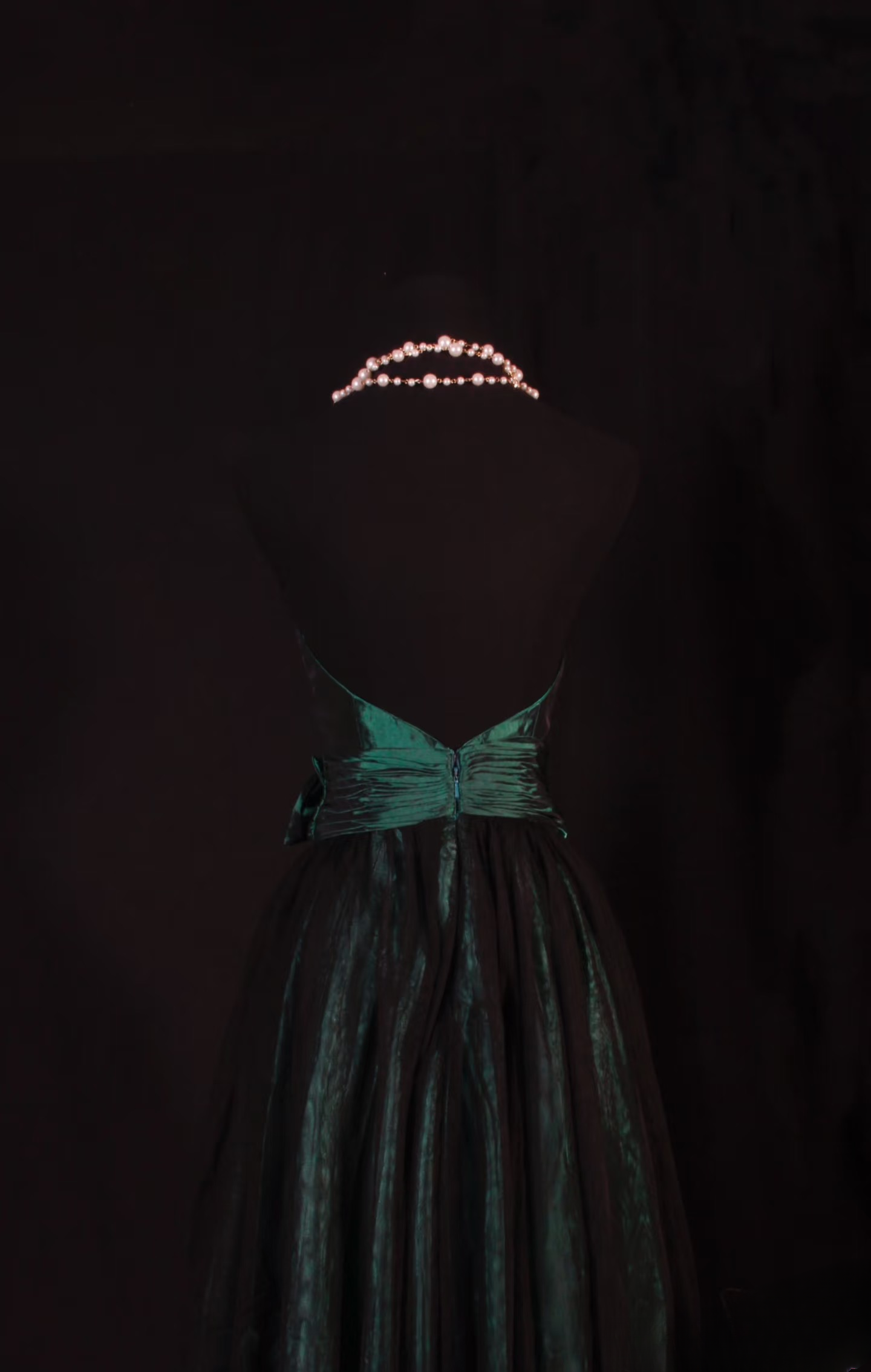 Robe de bal chic sans bretelles en taffetas vert foncé, courte, idéale pour un 18e anniversaire, une soirée de retrouvailles ou un cocktail (AU061)