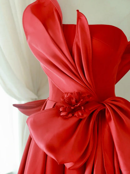 Robe de bal longue en satin rouge, sans bretelles, coupe trapèze, sans manches, référence AU063