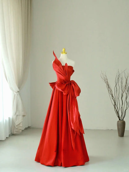 Robe de bal longue en satin rouge, sans bretelles, coupe trapèze, sans manches, référence AU063