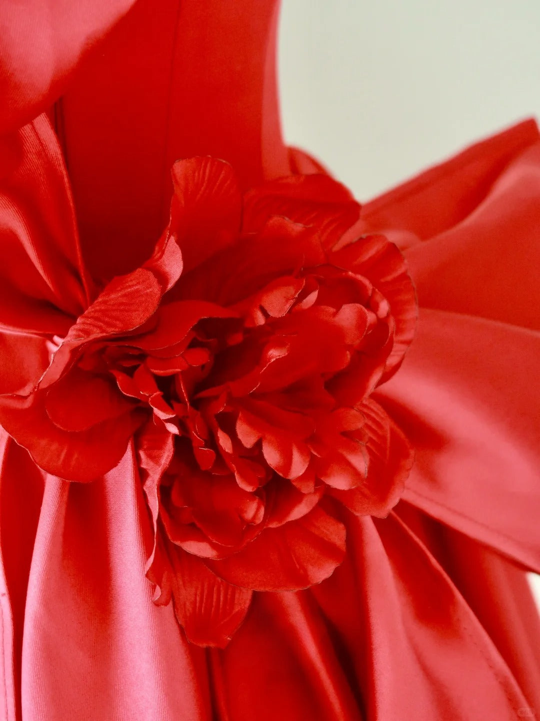 Robe de bal longue en satin rouge, sans bretelles, coupe trapèze, sans manches, référence AU063