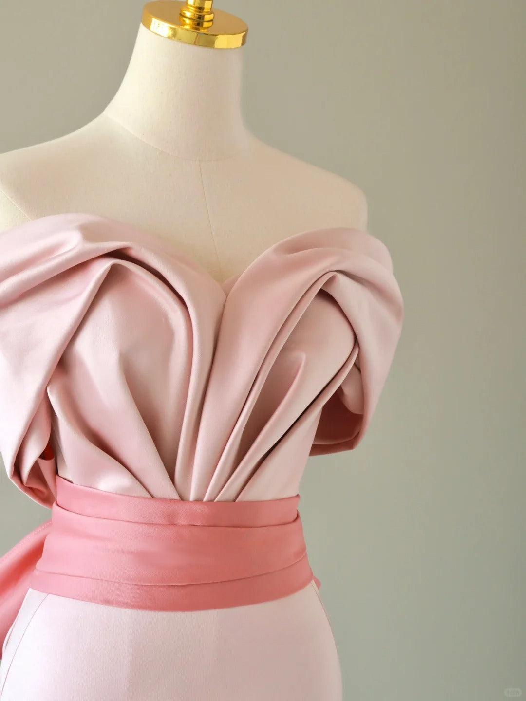Robe de bal sirène simple, décolleté cœur, satin rose poudré, manches courtes, robe longue AB222