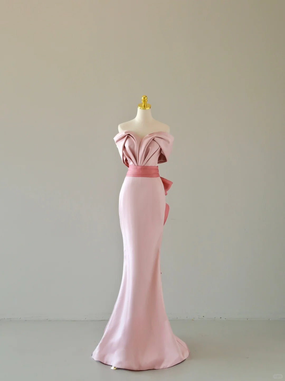 Robe de bal sirène simple, décolleté cœur, satin rose poudré, manches courtes, robe longue AB222