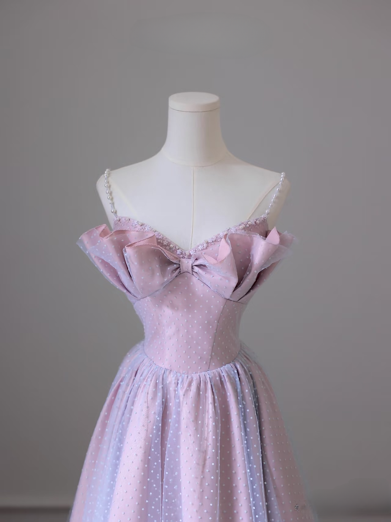 Robe de bal longue élégante en tulle à bretelles spaghetti et perles roses. Inspiration : robes de bal tendance. Robe de bal AU071.