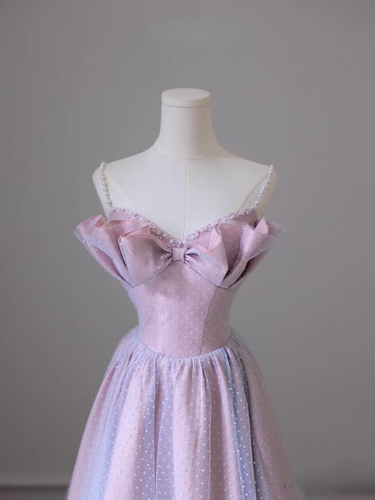 Robe de bal longue élégante en tulle à bretelles spaghetti et perles roses. Inspiration : robes de bal tendance. Robe de bal AU071.