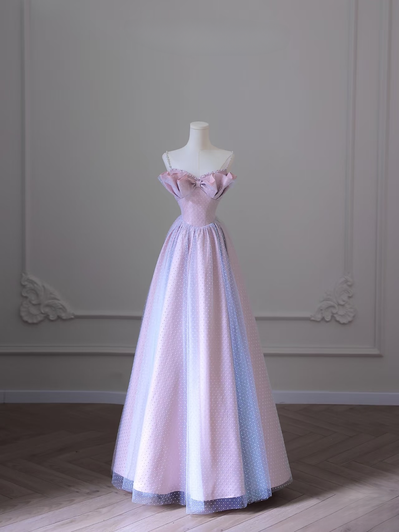 Robe de bal longue élégante en tulle à bretelles spaghetti et perles roses. Inspiration : robes de bal tendance. Robe de bal AU071.